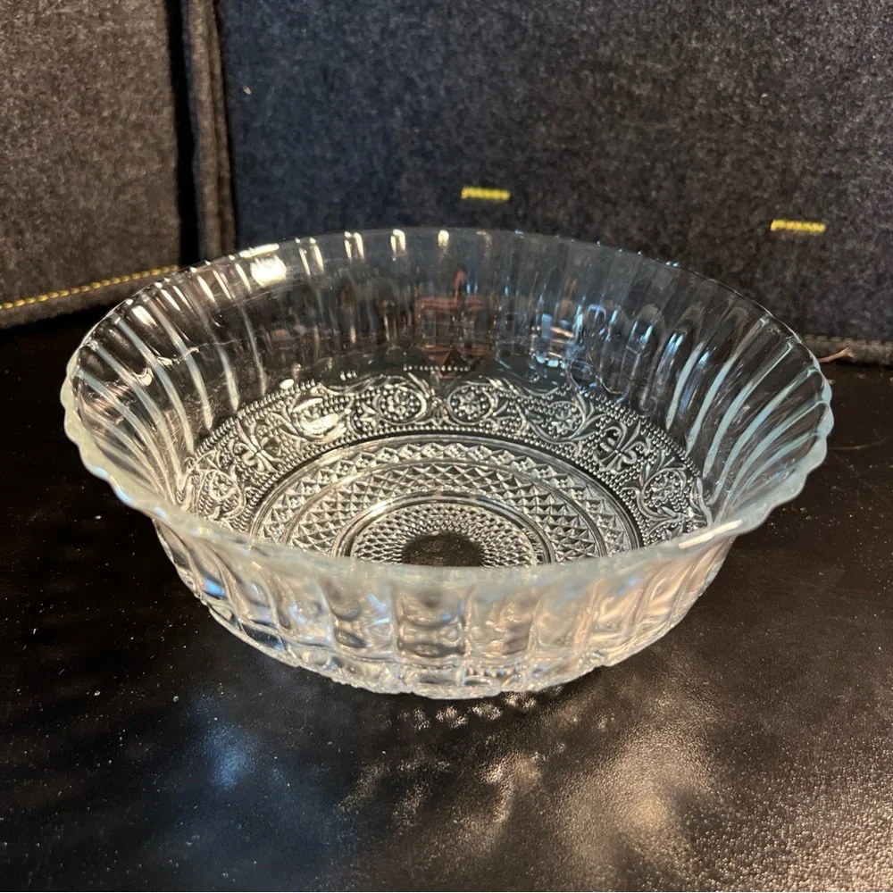 Beautiful Design Vintage Glass Serving Bowl with Scalloped Edge 7 3/4